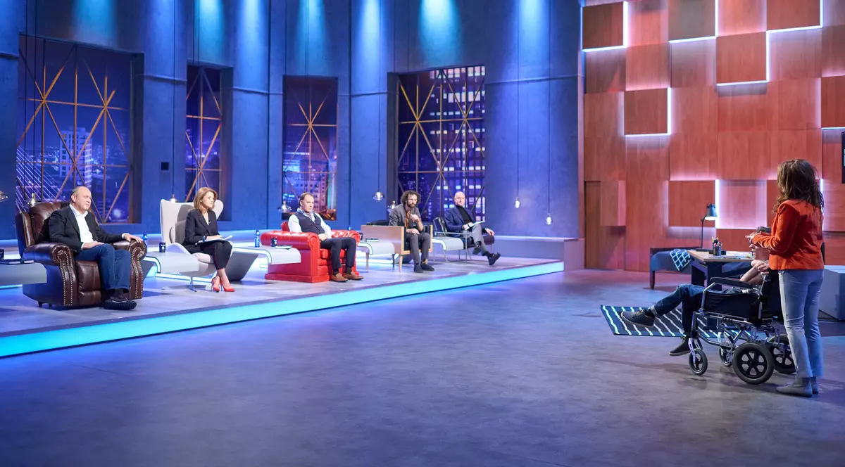 Țintuit într-un scaun cu rotile de o boală care l-a paralizat, un concurent își prezintă invenția la „Imperiul Leilor”