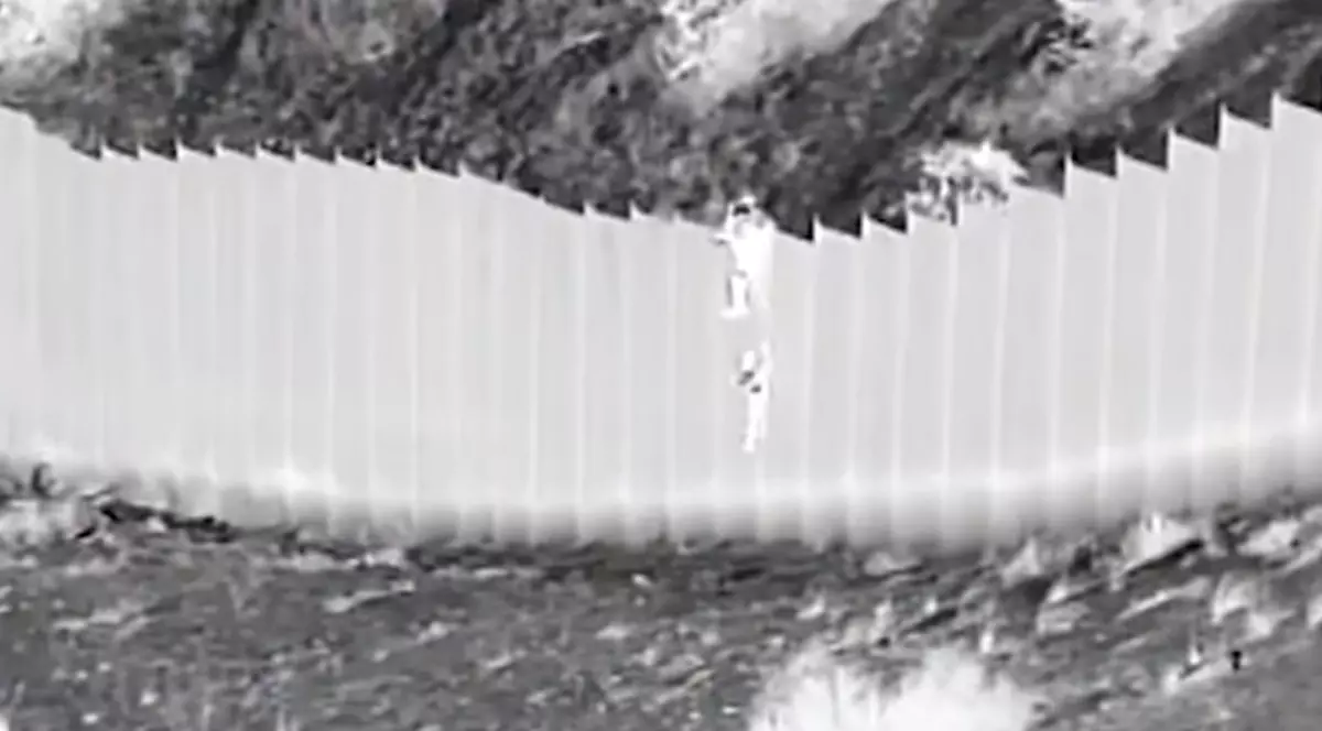 Două fetiţe de 3 şi 5 ani, aruncate peste zidul de patru metri de la graniţa dintre Mexic şi SUA