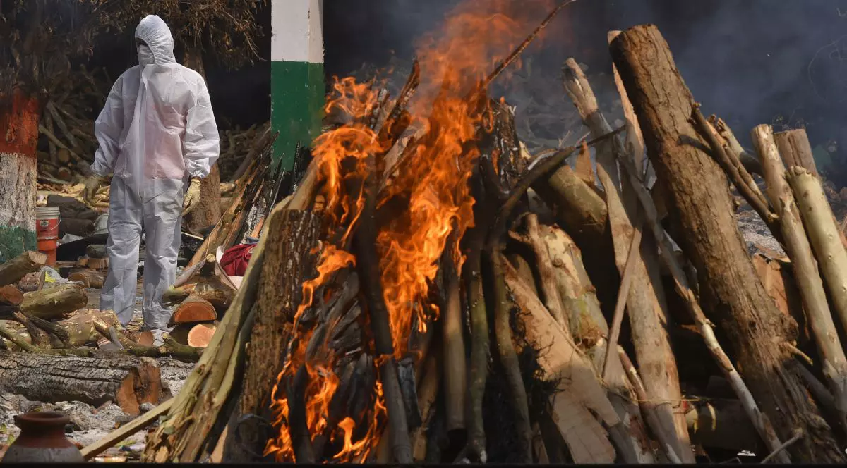 India rămâne fără locuri de incinerare pentru morții de COVID. Apelul disperat al autorităților din Delhi