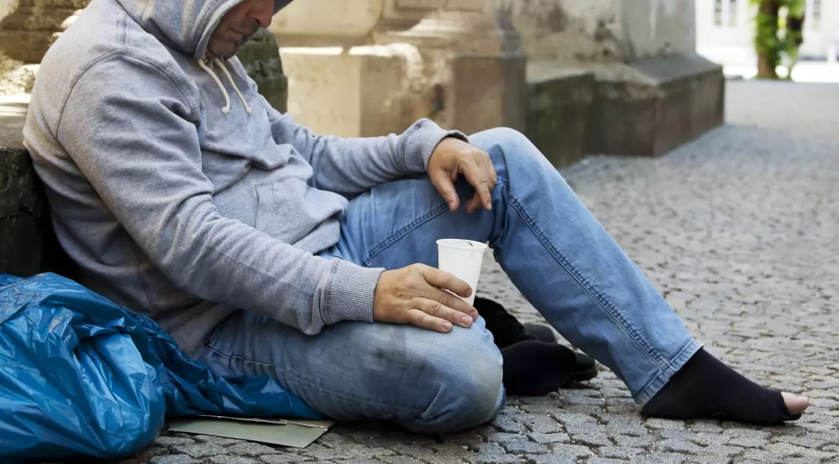 Candidat la parlamentul Scoției prezintă scuze, după ce a scris pe Twitter că cerșetorii români sunt „toți grași ca niște porci îndopați”