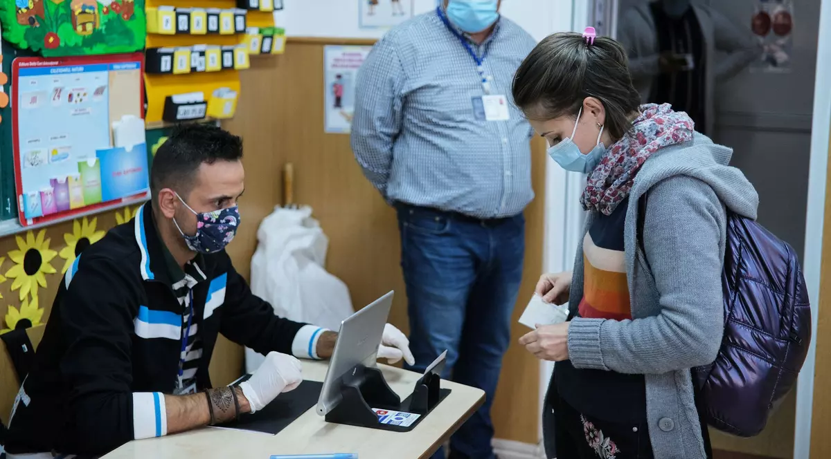 Octavian Oprea: Cartea de identitate electronică nu e obligatorie, însă cu actualul document nu se va mai putea călători în străinătate