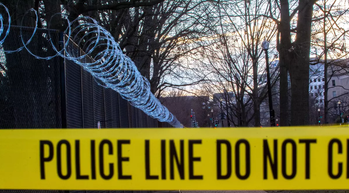 Un american a fost împușcat mortal, după ce a intrat intenționat cu autoturismul într-o mașină de poliție