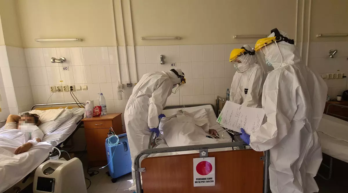 Reportaj din zona roșie de la Spitalul Parhon din Iași. Pacienții pe dializă, infectați cu COVID, tratați în „secția care nu există”