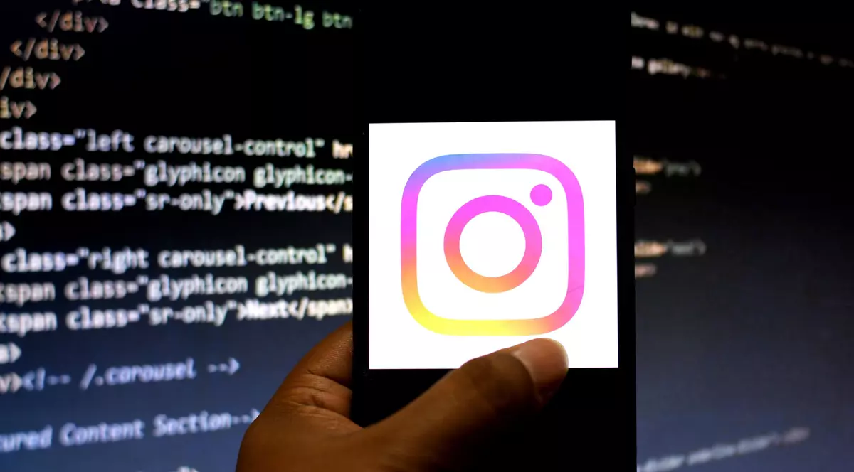 Instagram va permite blocarea cuvintelor şi expresiilor injurioase din mesajele private pentru a combate hărţuirea