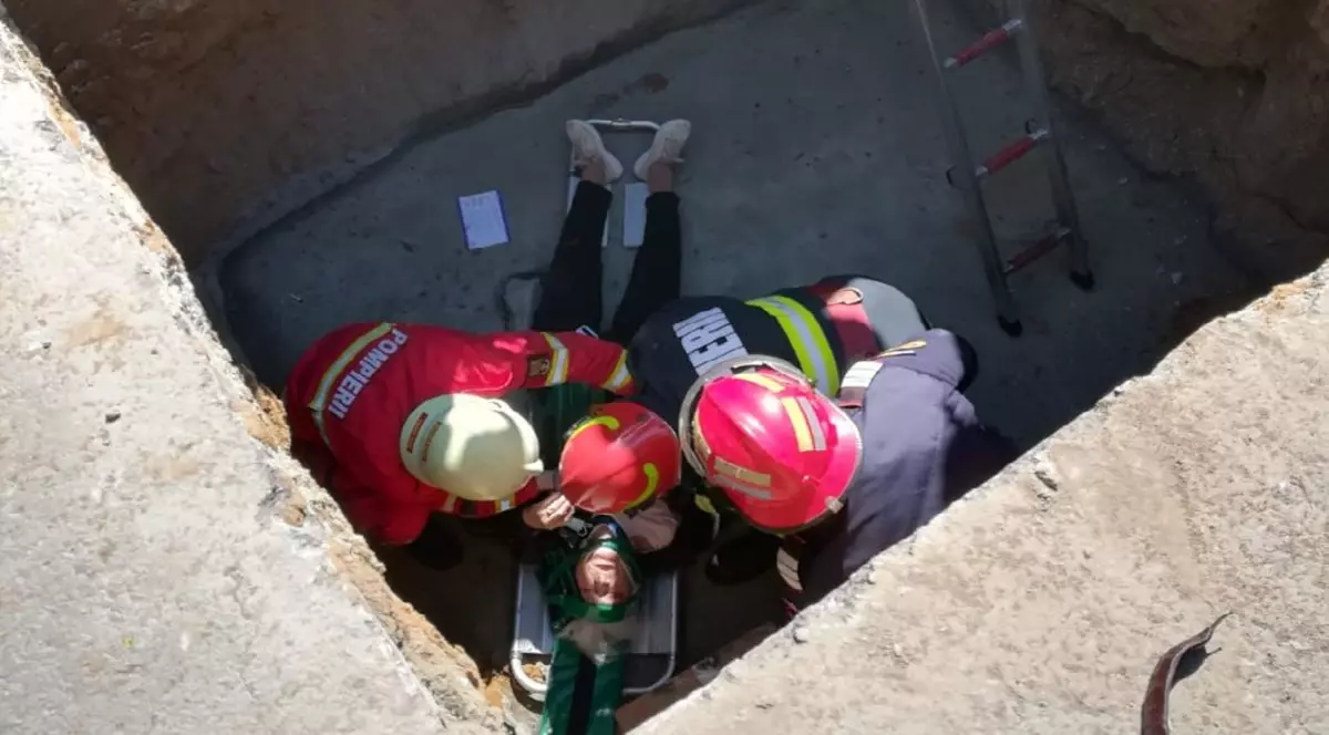 O femeie de 92 de ani, salvată după ce a căzut într-o groapă de doi metri adâncime