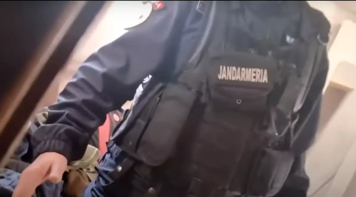 Familia de „traci” din Timiș și-a pierdut copiii obligați să doarmă în cort. Jandarmii au intervenit