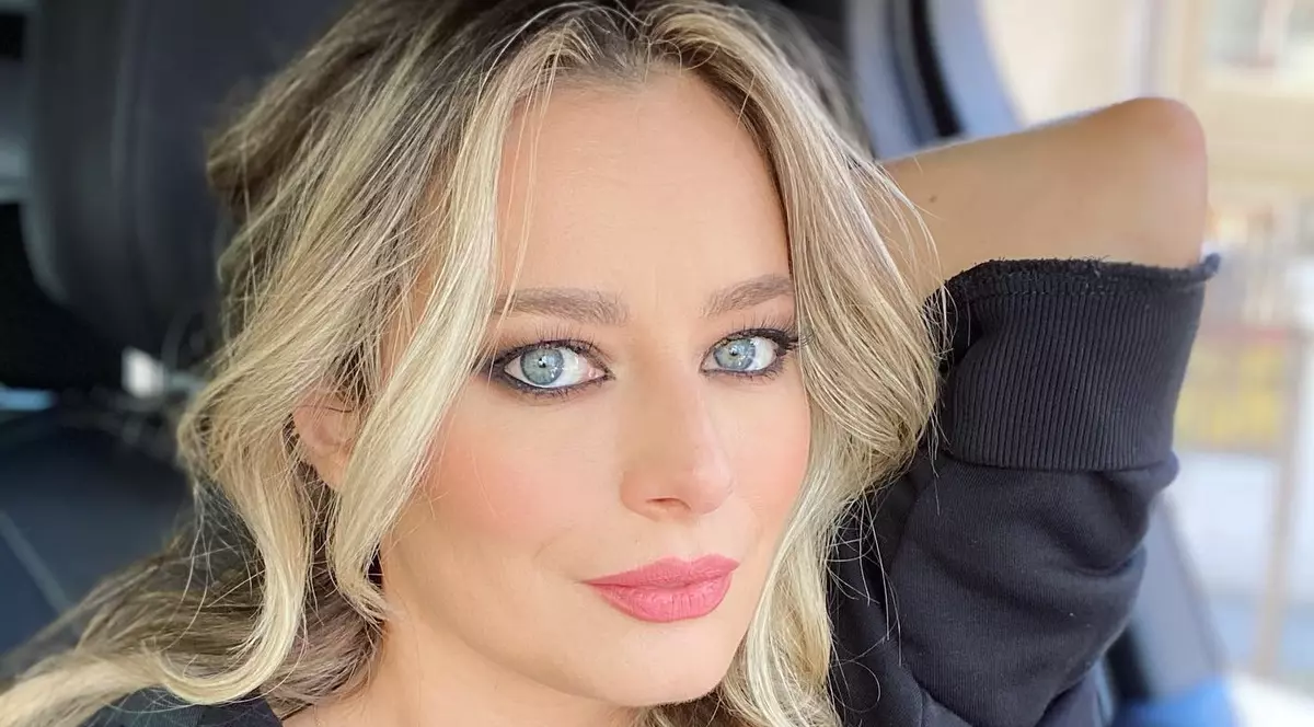 Laura Cosoi, vacanță cu familia în Dubai. Vedeta a pozat în costum de baie și nemachiată