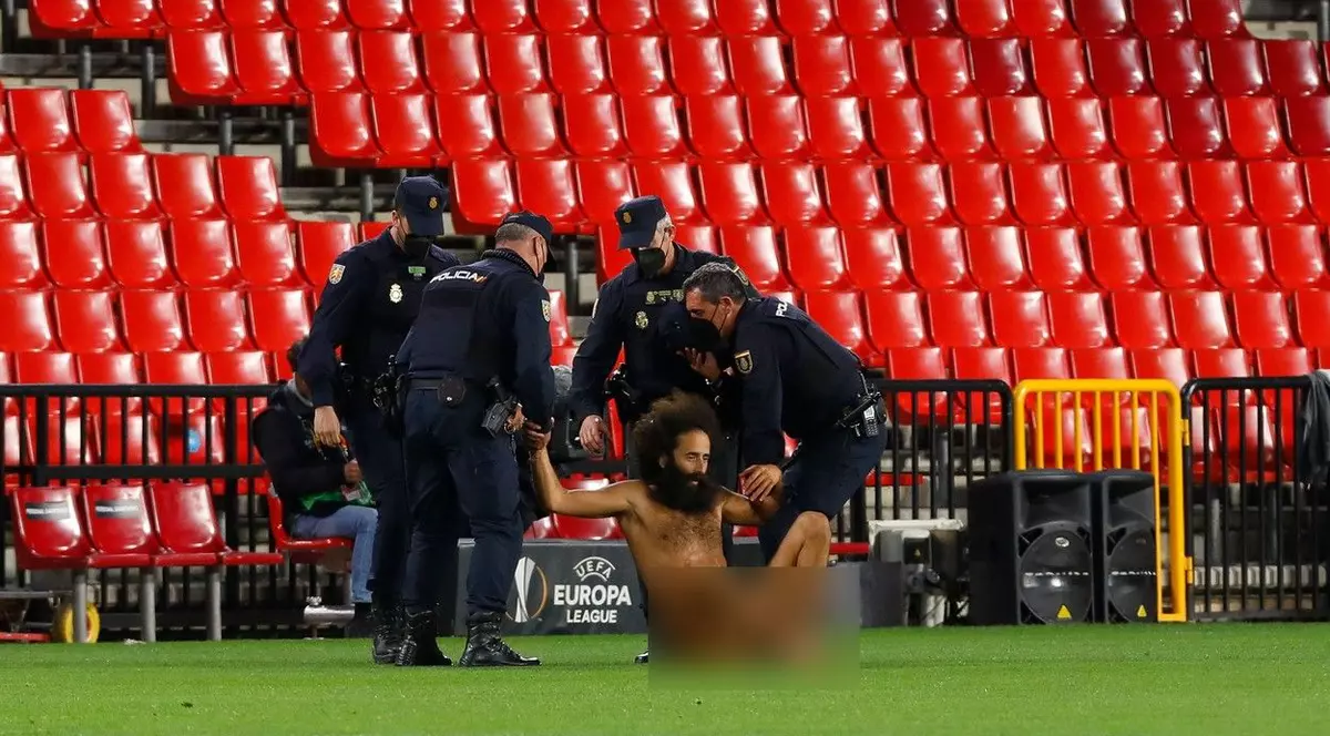 Un bărbat dezbrăcat a intrat pe teren, în timpul unui meci fără spectatori din Liga Europa