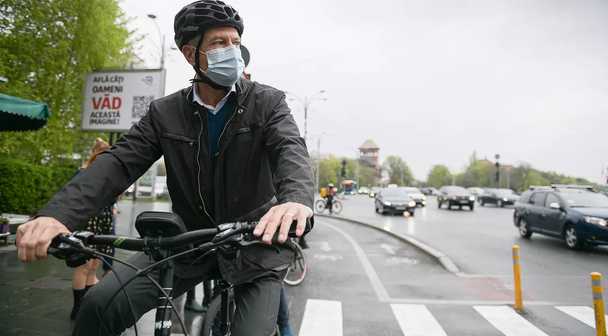 Cât costă bicicleta cu care Klaus Iohannis a venit vineri la muncă