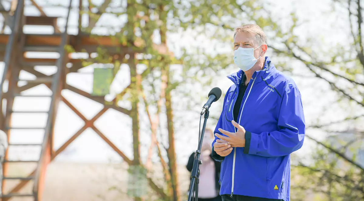 Cât costă jacheta cu care a venit astăzi Klaus Iohannis îmbrăcat în vizita din Parcul Văcărești