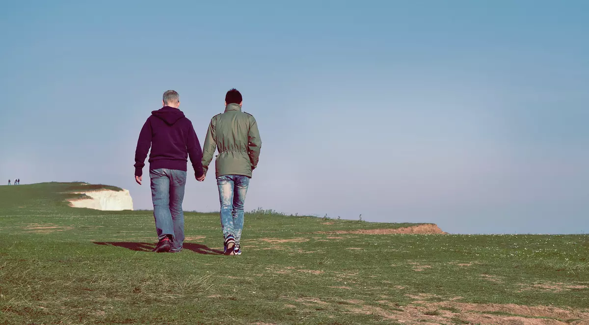 20 de ani de la prima căsătorie gay din lume. Doi bărbați ținându-se de mână