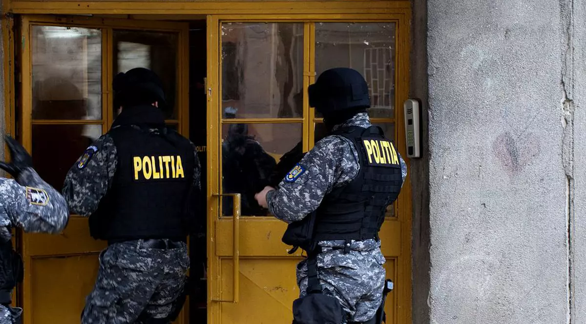 VIDEO „Locotenent” al interlopului orădean Romi Neguş, arestat pentru proxenetism, cu tot cu nevastă