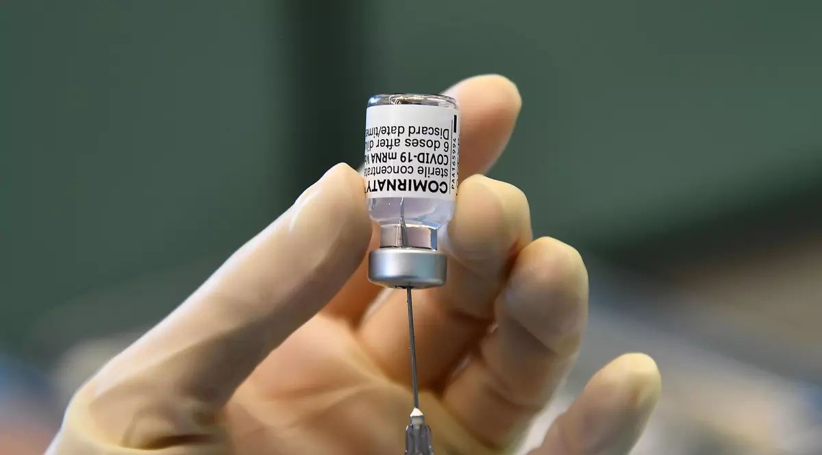 Reacție adversă severă după vaccinarea cu Pfizer: un tânăr din Brașov, fără alergii, a făcut șoc anafilactic