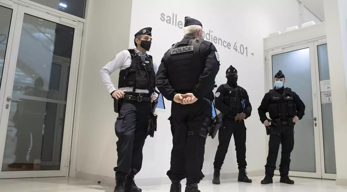 Hoți înarmați au furat bijuterii de 100.000 de euro dintr-un hotel de lux din Paris