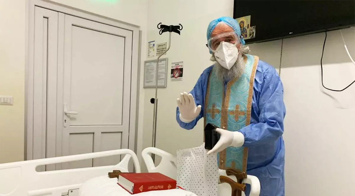 Preotul în combinezon care le dă speranță bolnavilor de  COVID de la ATI: „Când orice șansă s-a spulberat, rămâne Dumnezeu”