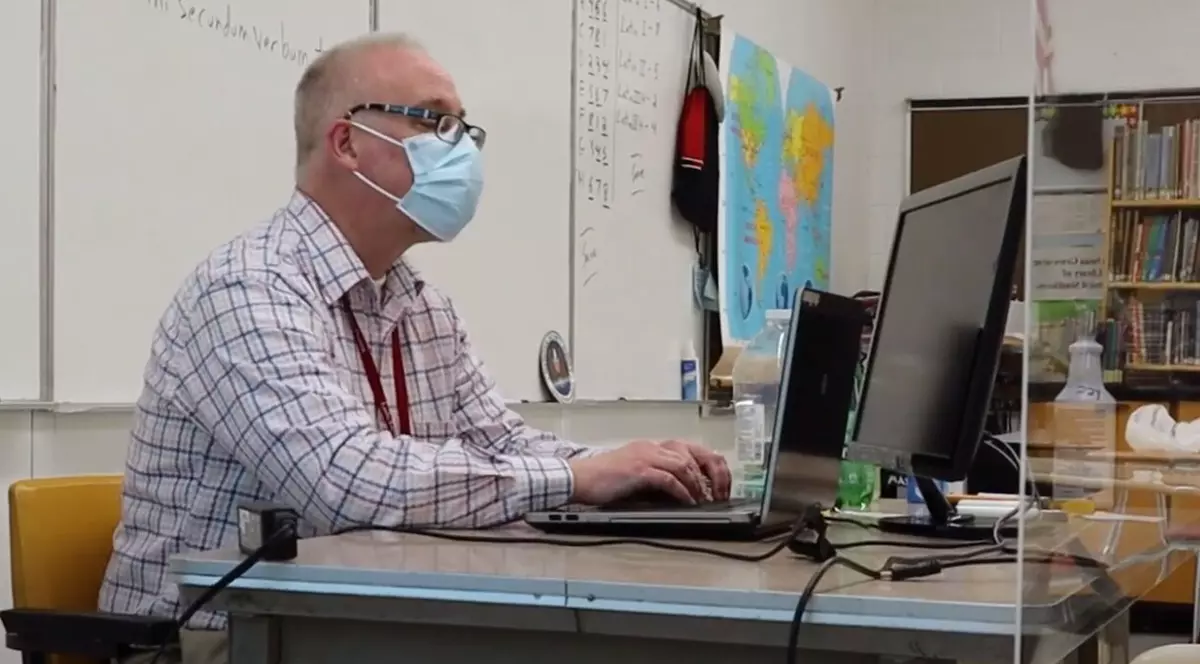 Un profesor american a tradus melodia „Let it be” în latină. Profesorul la catedră, în fața calculatorului