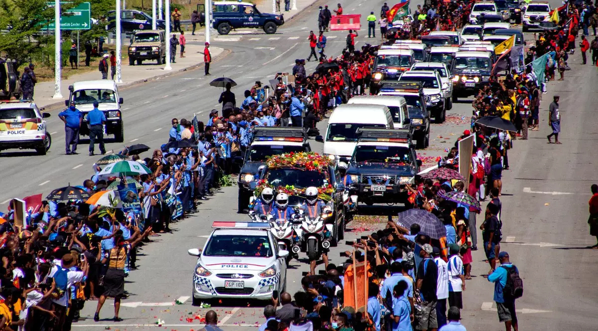 Oamenii au format cozi pe străzile din Port Moresby pentru a aduce un omagiu fostului președinte