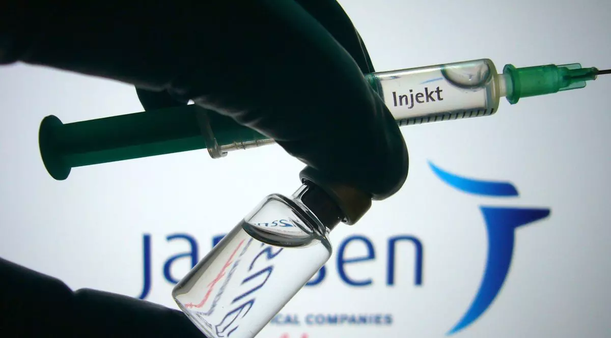 Johnson & Johnson a întrerupt producția vaccinului anti-COVID