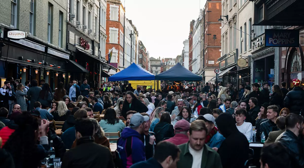 O tulpină indiană depistată în Marea Britanie se răspândește „îngrijorător”. Avertismentul experților