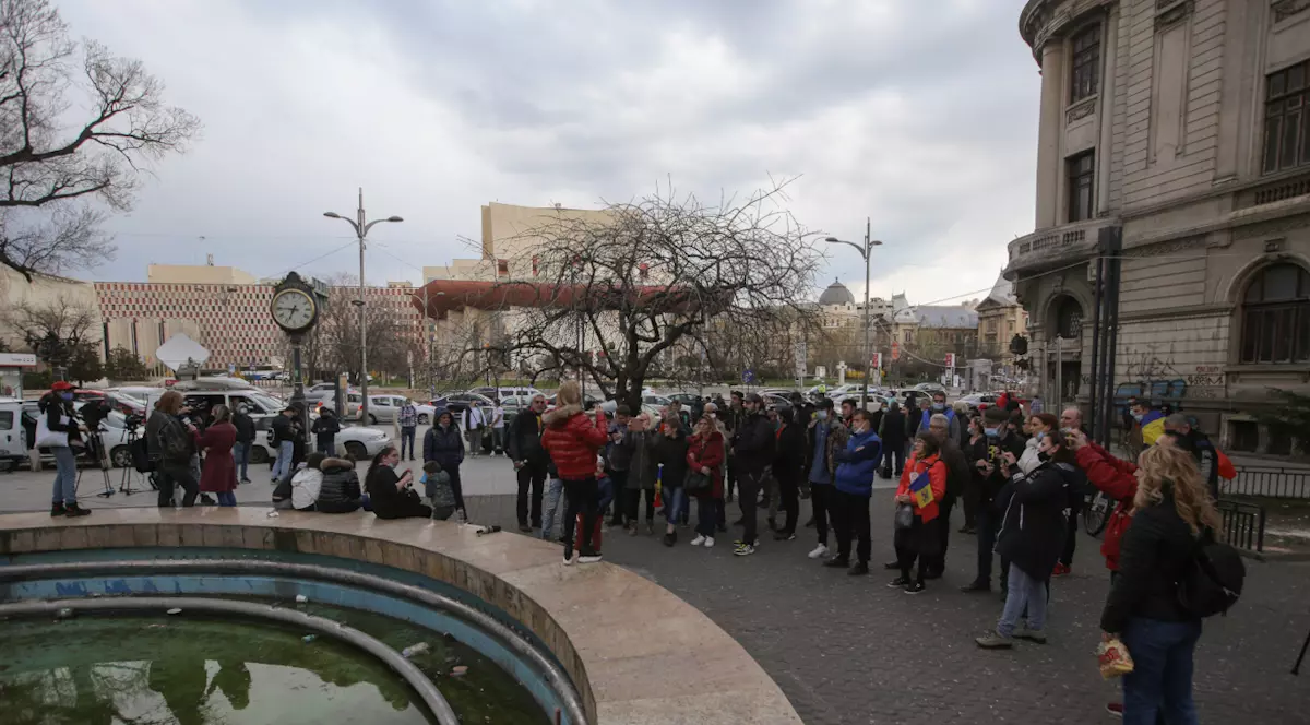 Câteva zeci de persoane au protestat în Piața Universității din București împotriva restricțiilor