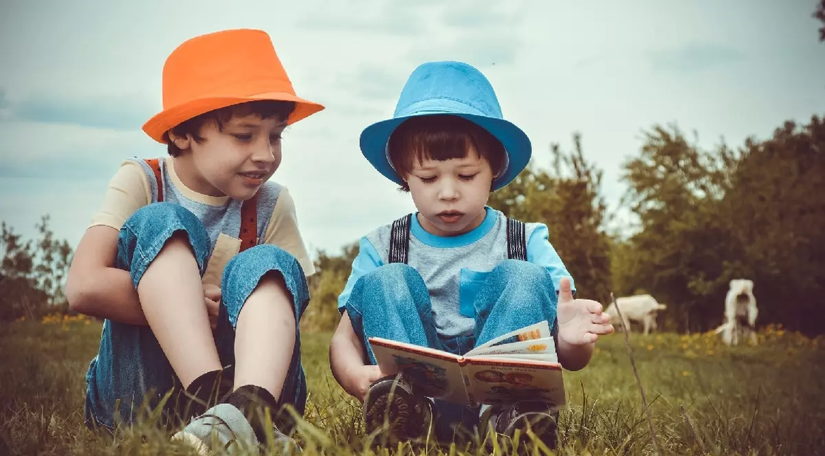 O mamă a început să scrie cărți pentru copii, ca să-l facă pe băiatul ei să citească. Ce face acum micuțul