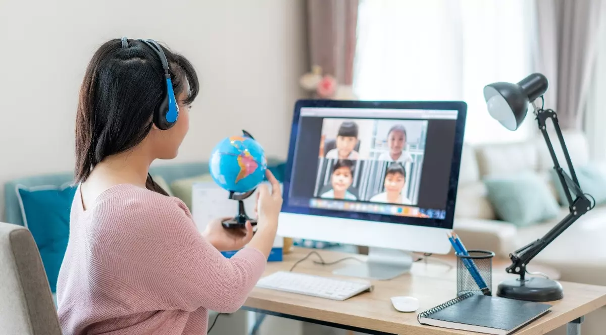 Dacă ministerul nu a reușit încă, o învățătoare a creat o bibliotecă virtuală cu resurse pentru elevi și dascăli. Ce conține ea