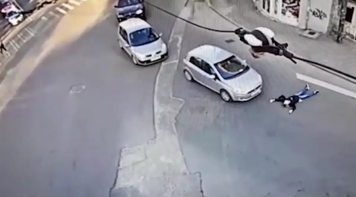 VIDEO | O femeie se aruncă în fața mașinii, înscenează un accident, dar nu știe că e filmată, în centrul Capitalei