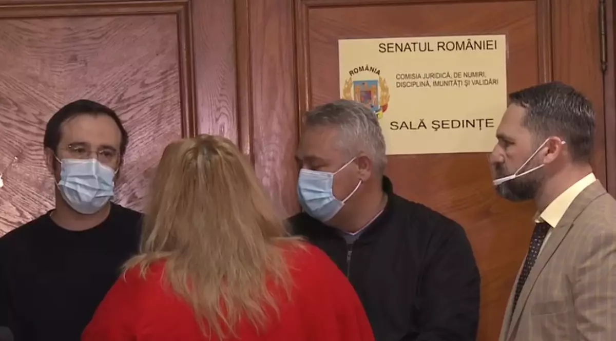 Membrii Comisiei Juridice din Senat s-au încuiat în sala de şedinţă, ca să nu intre Diana Șoșoacă