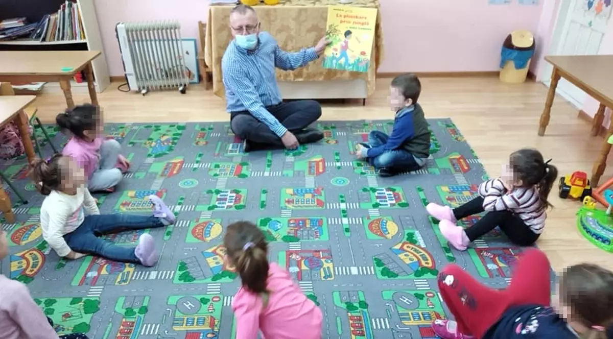 Primar condamnat definitiv pentru pornografie infantilă le citește povești copiilor de grădiniță