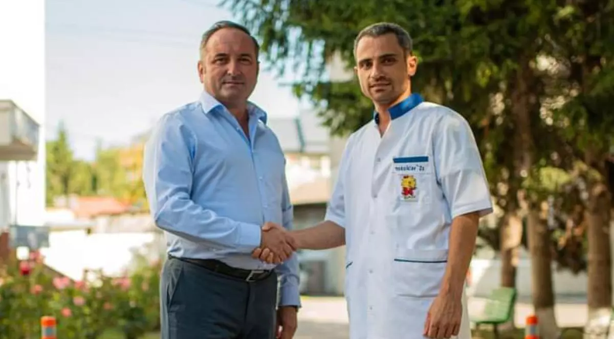 Primarul orașului Târgu Neamț, Daniel Harpa (dreapta), și managerul Spitalului Orășenesc Tg. Neamț, Alexandru Pătrașcu | Foto: zch.ro