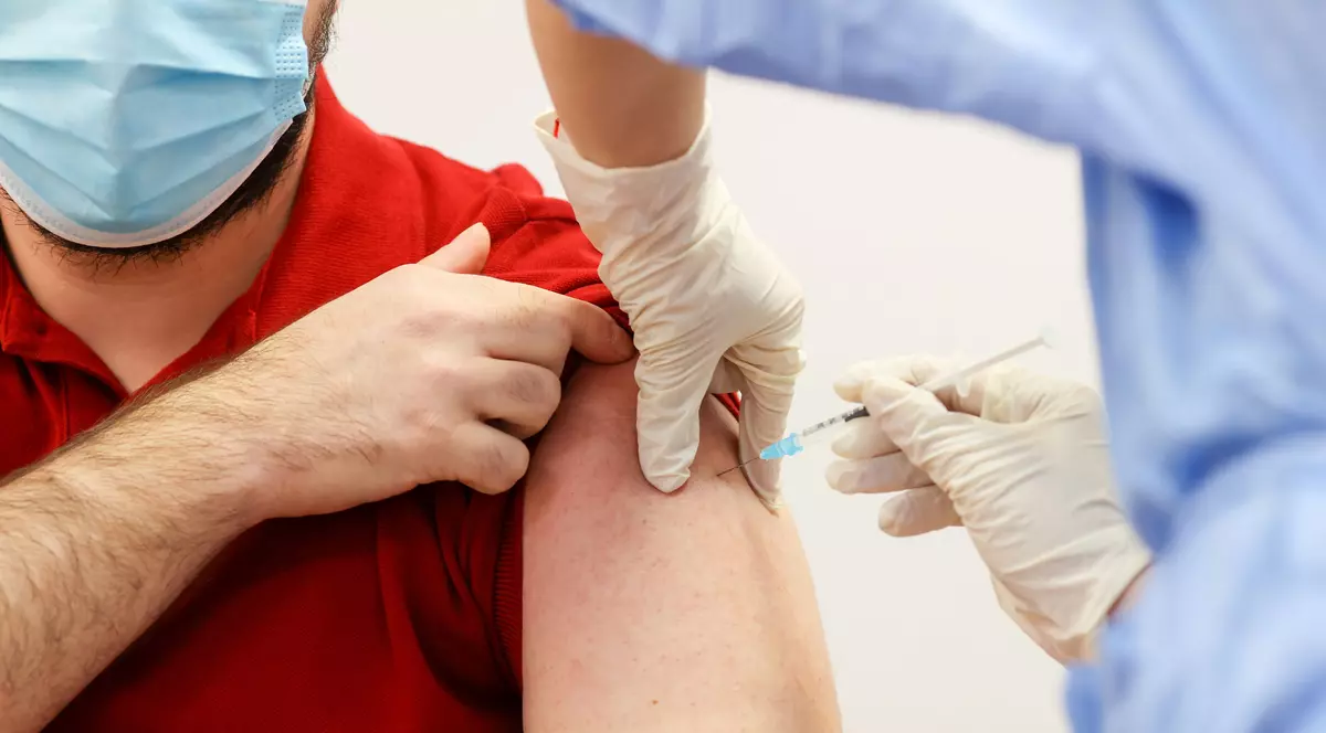 Studiu: Persoanele care au avut Covid și se vaccinează este mai probabil să aibă efecte secundare