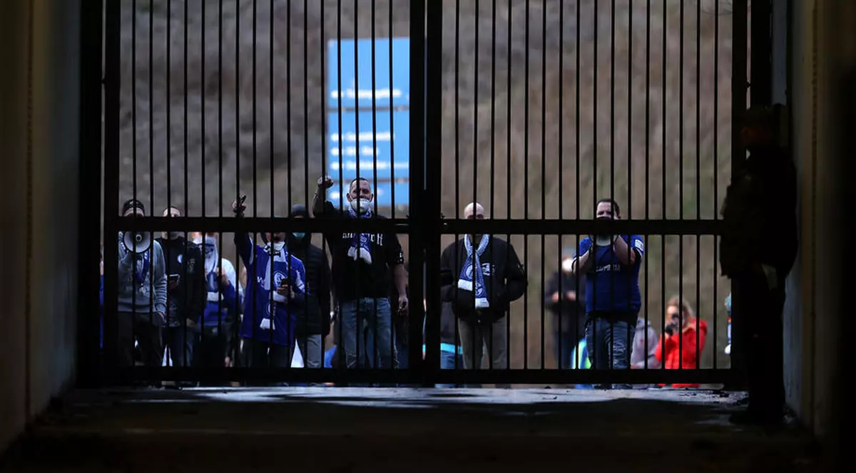 Clubul Schalke a cerut protecția poliției, după ce fanii furioși au atacat autocarul echipei