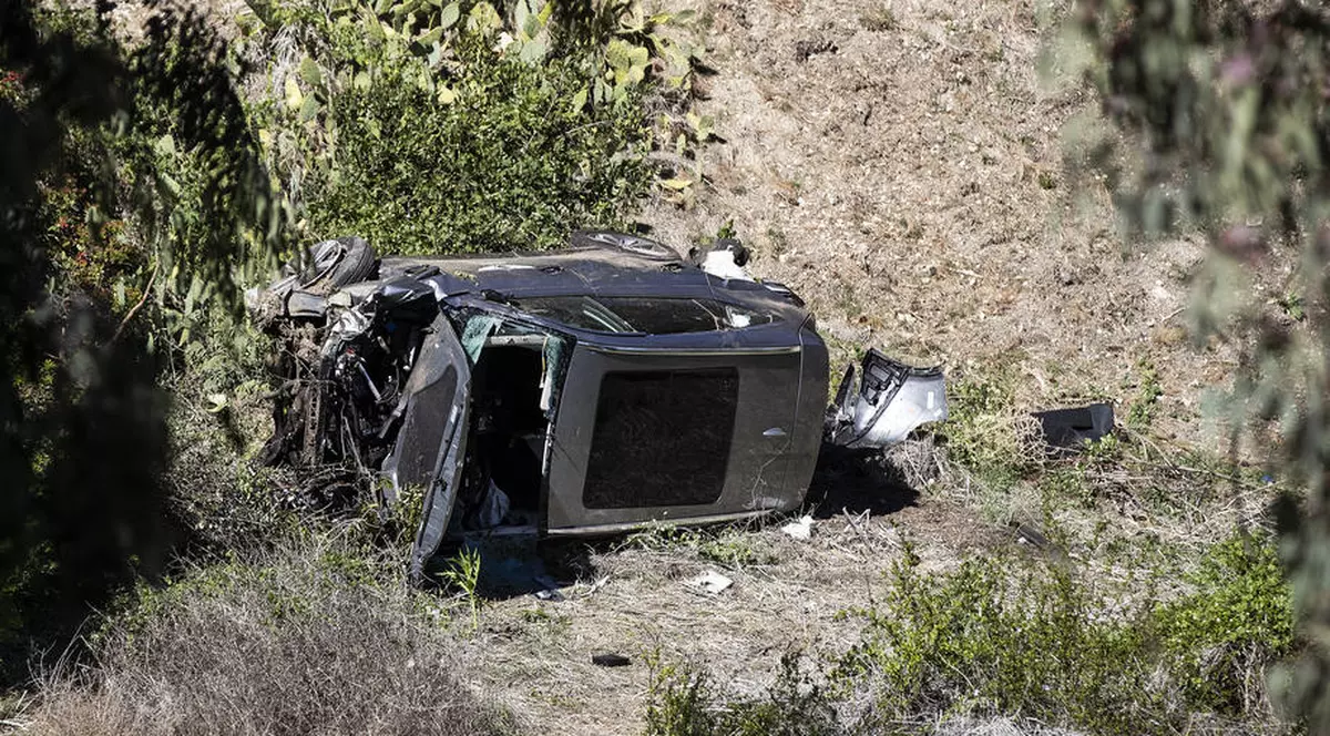 epaselect epa09032688 A Genesis GV80 SUV driven by US golfer Tiger Woods of the US is seen at the scene of a single-vehicle crash in Rancho Palos Verdes, California, USA, 23 February 2021. According to a statement released by the LA County Sheriff, Tiger Woods was extricated from his vehicle and taken to the hospital. EPA-EFE/ETIENNE LAURENT