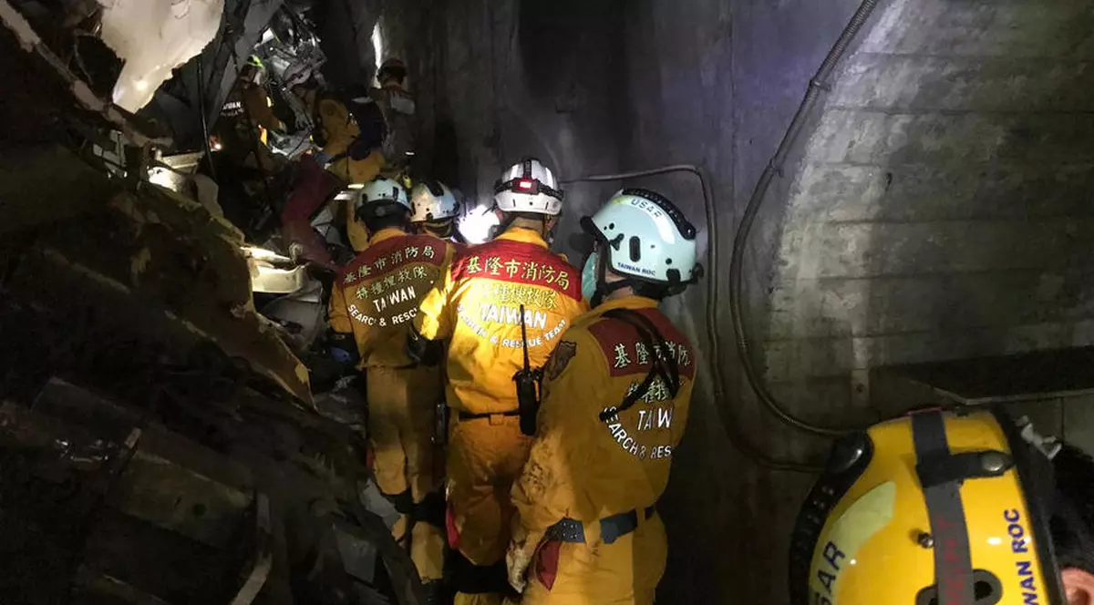 Zeci de morți în Taiwan, după ce un tren a derajat într-un tunel. Mărturia unui supraviețuitor