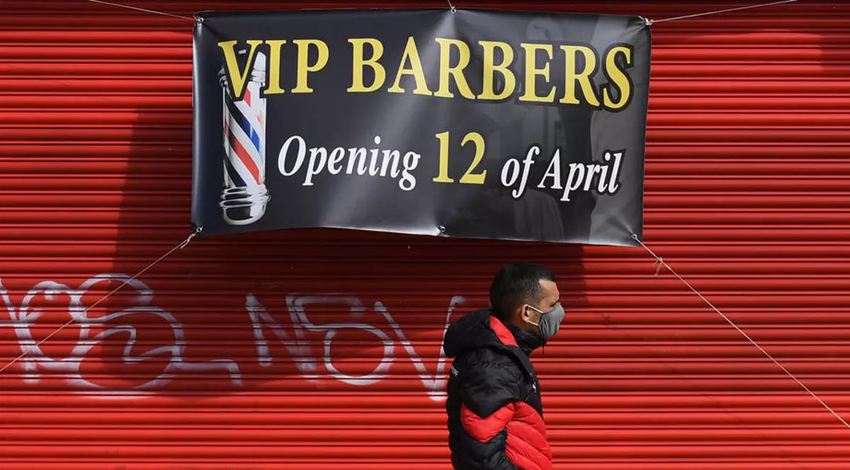 Marea Britanie redeschide de pe 12 aprilie magazinele, terasele și sălile de sport