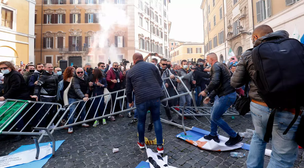 Proteste violente la Roma față de restricţiile antiepidemice