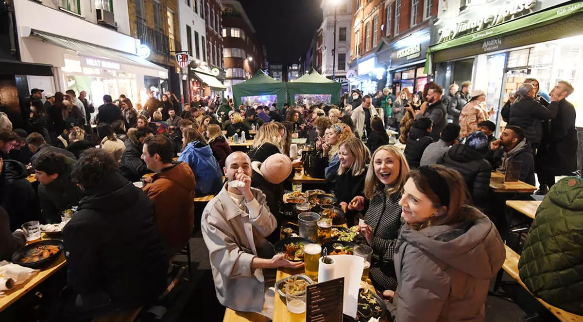 Sete mare: Britanicii beau 4.000.000 de beri pe zi, după deschiderea teraselor. Cât au cheltuit în weekendul trecut