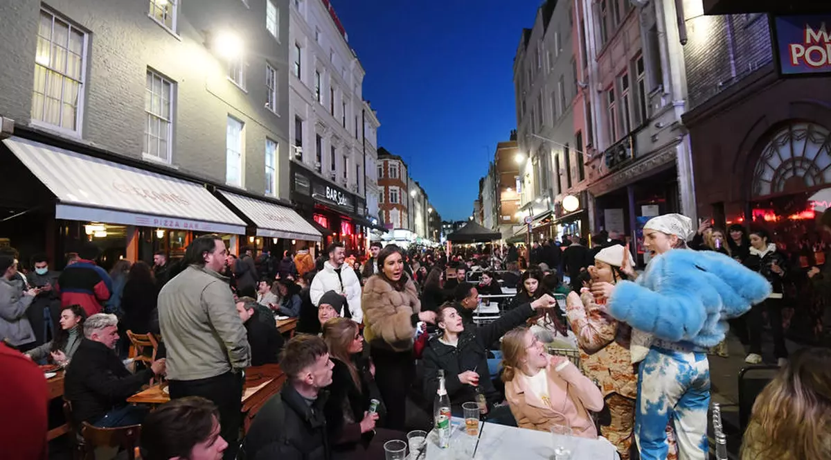 Cum a arătat prima noapte de relaxare a restricțiilor în Marea Britanie. „Parcă am ieșit de la închisoare”