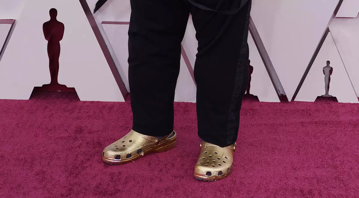 Saboți și adidași pe covorul roșu. Cum și-a făcut apariția Chloe Zhao, câștigătoarea Oscarului pentru regie