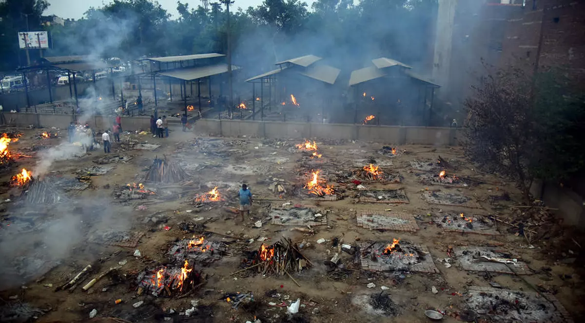 India, aproape de colaps în urma valului COVID. Parcări transformate în incineratoare