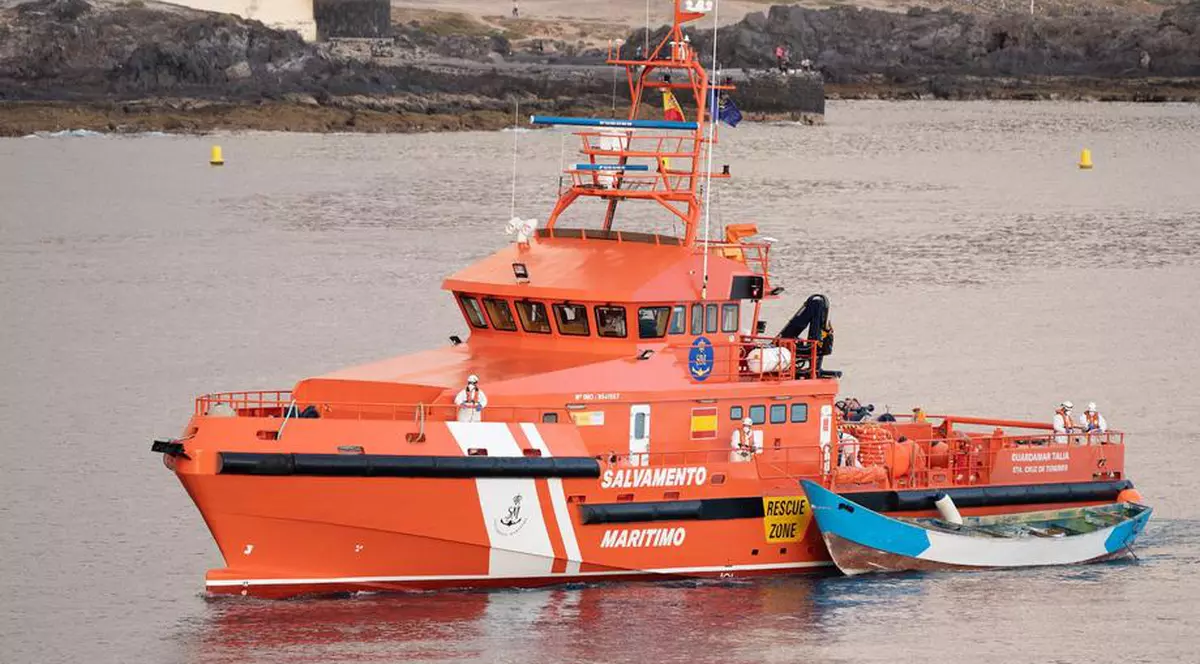 O barcă în care se aflau cadavrele a 24 de migranți, găsită în apropierea insulei Tenerife