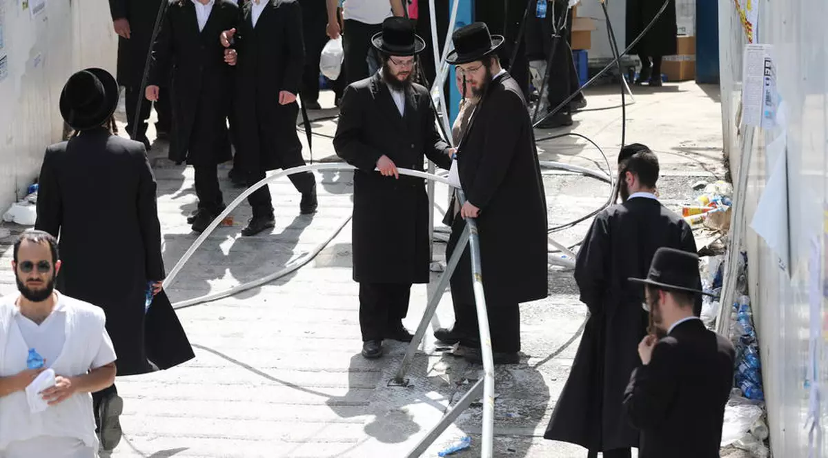 „Zăceam peste cineva care nu respira. Am văzut copii sub mine”. Mărturii de coșmar după busculada cu zeci de morți din Israel