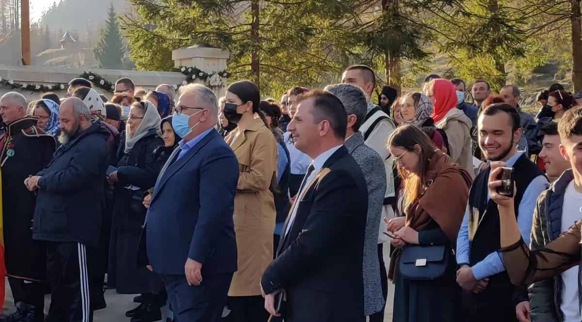 Zeci de persoane care nu poartă mască, la un eveniment organizat de Mănăstirea Putna. Cum explică preoții