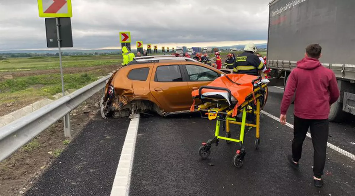 Accident în lanț pe Centura Bacăului, cu patru mașini și un TIR. 6 persoane, la spital