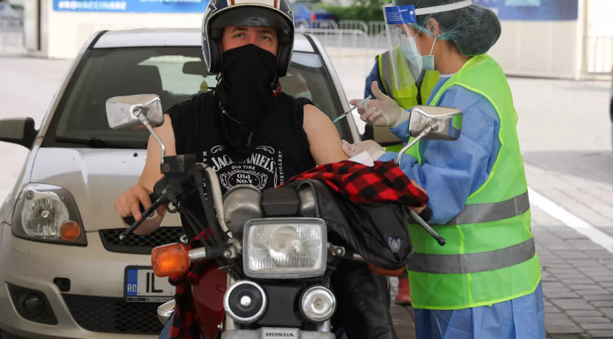 Vaccinare din mașină în Piața Constituției foto: Vlad Chirea