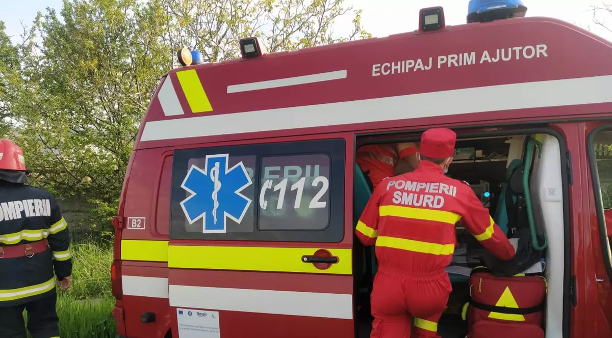 Un bărbat din Arad s-a înjunghiat cu un cuțit apoi s-a aruncat de la etajul șase