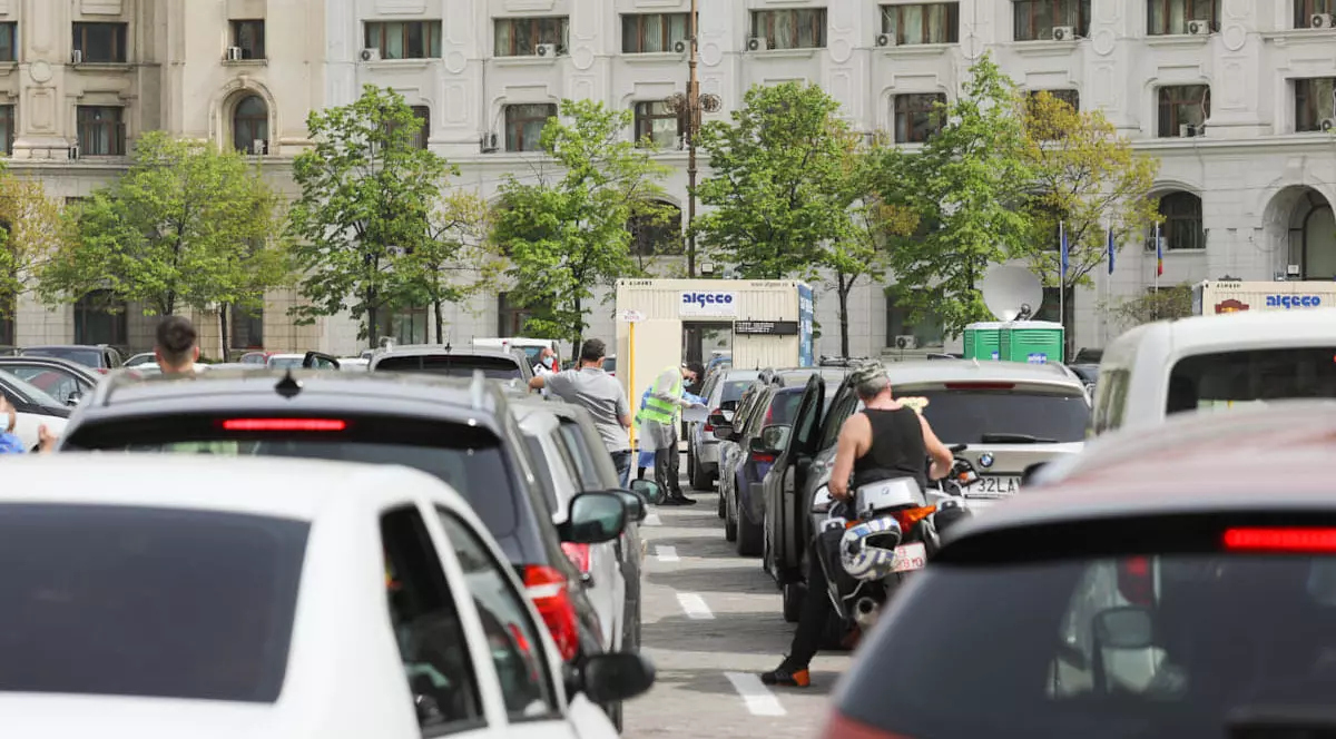 Vaccinare din mașină în Piața Constituției foto: Vlad Chirea