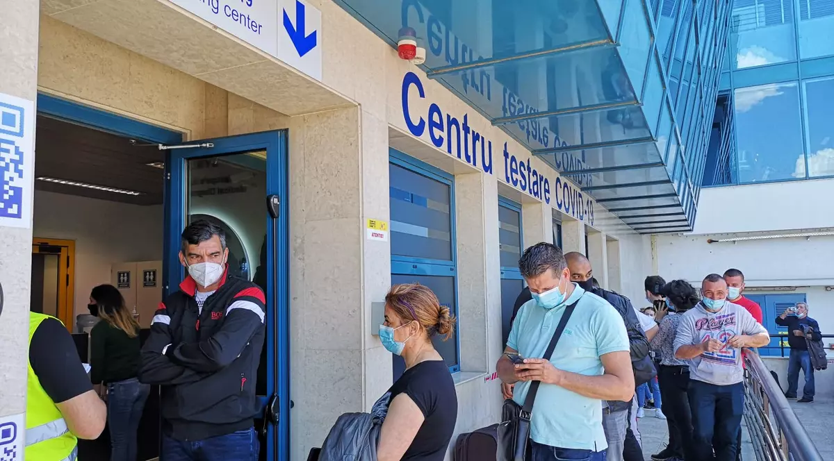 Coadă la centrul de testare COVID de pe aeroportul Otopeni: „Pasagerii vin în ultima clipă”
