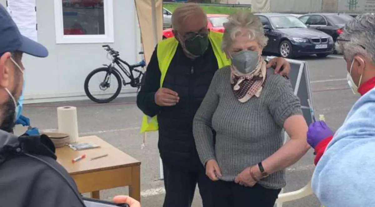 La 64 de ani, pe bicicletă, la vaccinare, la centrul drive-thru din Deva