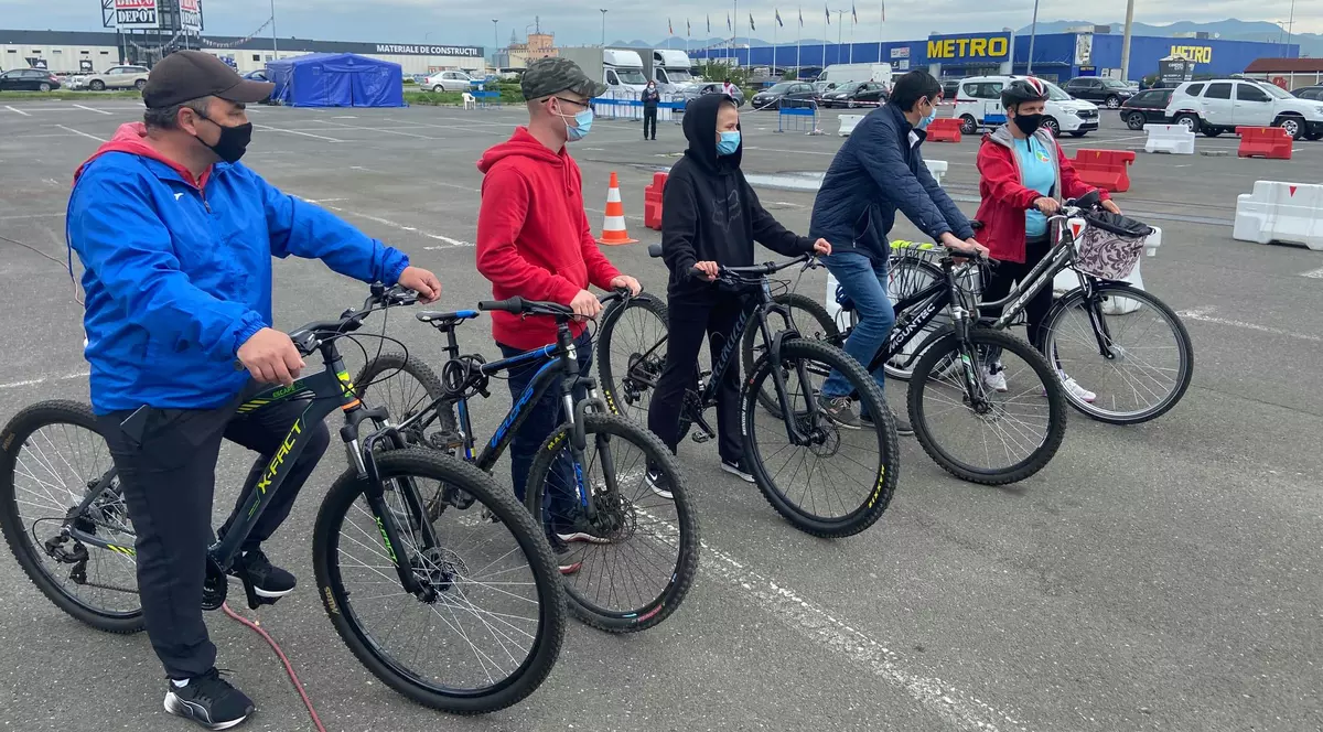 Cu bicicleta la vaccinare. Imagini inedite de la centrul drive-thru din Deva, unde s-a marcat Vinerea Verde